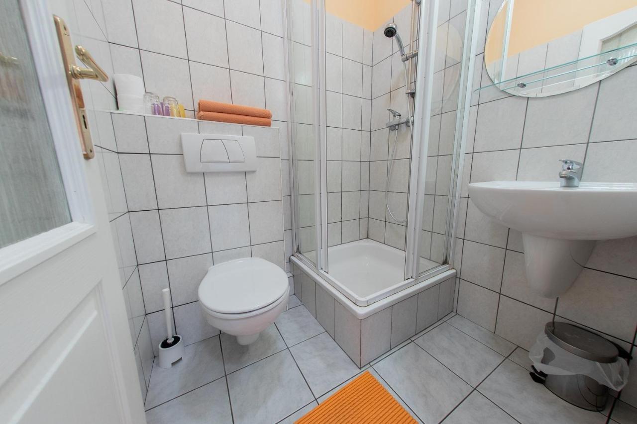 Penzion Skolicka Praag Buitenkant foto