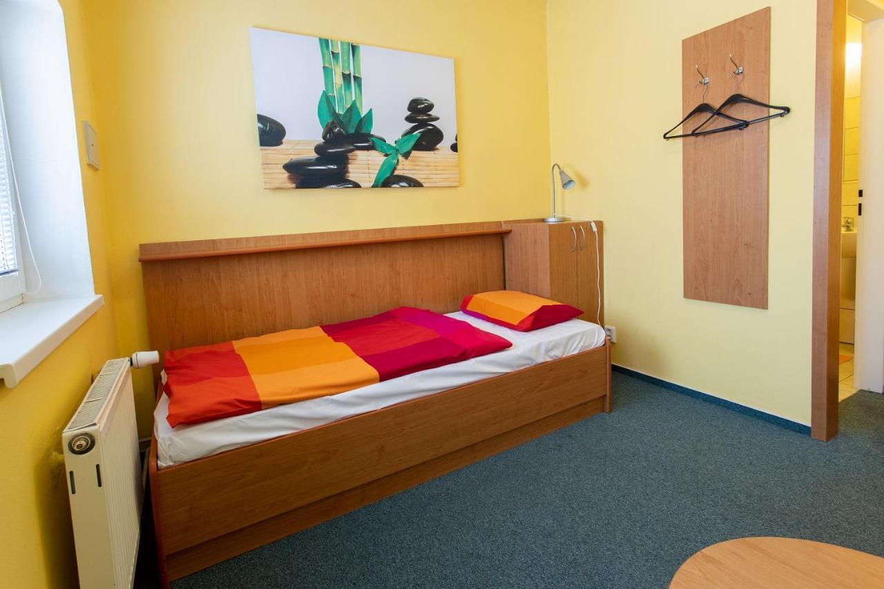 Penzion Skolicka Praag Buitenkant foto